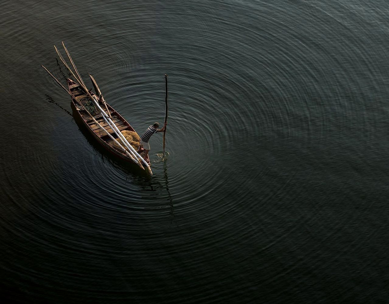 Uma cabana na floresta com mapas de pesca, fotos de capturas e cadernos de anotações abertos