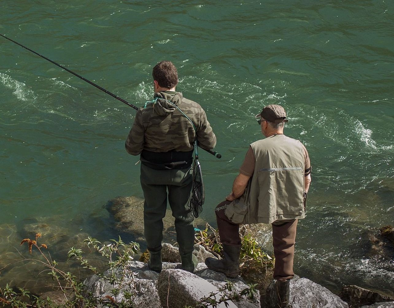 Um pescador checando relatórios de temporada pela janela da cabana